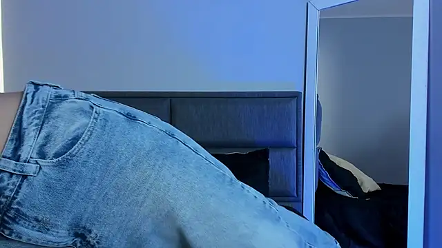 Emma  clark  online show from October 4, 2025, 12:03 pm