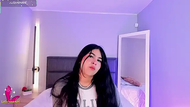 Emma  clark  online show from November 5, 2025, 12:27 pm