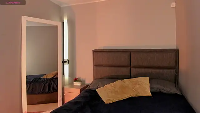 Emma  clark  online show from April 22, 2026, 12:28 pm