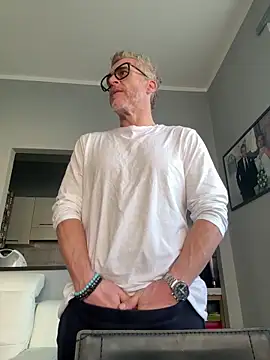 Axl hot online show from February 24, 2026, 10:46 am