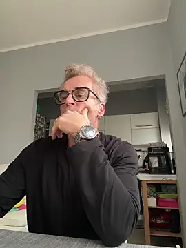 Axl hot online show from March 2, 2026, 8:32 am