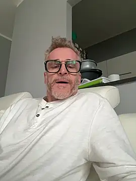 Axl hot online show from March 22, 2026, 4:32 pm