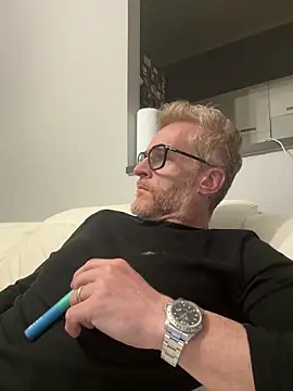 Axl hot online show from April 18, 2026, 9:04 pm