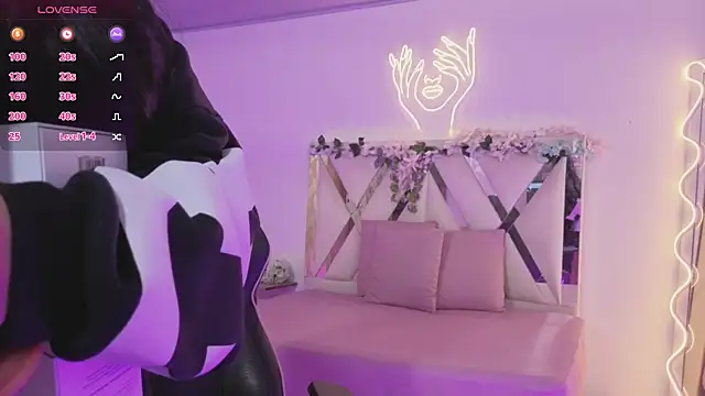 ZURY TAY online show from April 22, 2026, 11:45 am