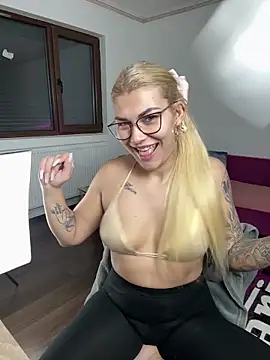 Snapshot of MiaKiittyy chatting on November 30, 2025, 1:42 am MiaKiittyy online show from November 30, 2025, 1:42 am