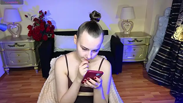 Kelly Cartier online show from October 4, 2025, 11:52 am