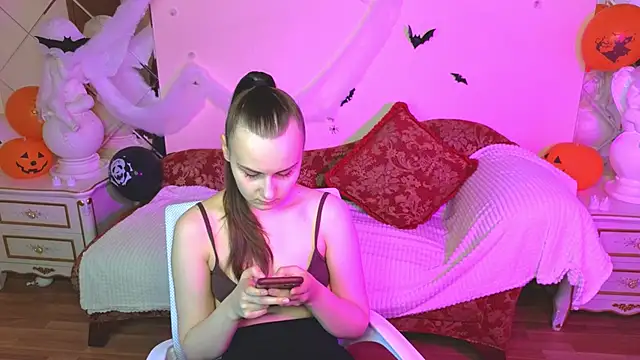 Kelly Cartier online show from October 24, 2025, 12:12 pm