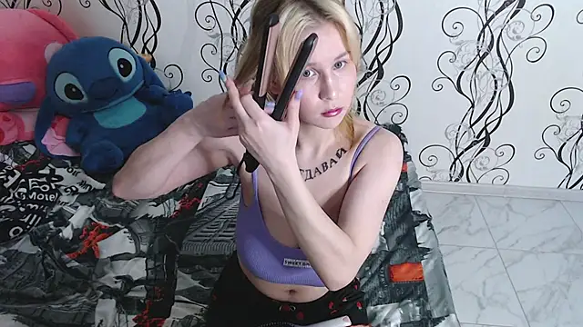 RoyAngela online show from April 8, 2026, 11:05 pm