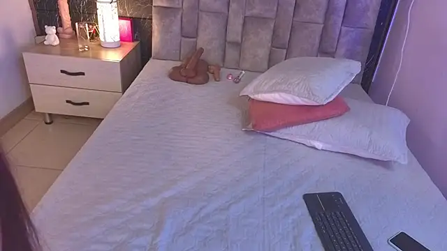 emmi collinss online show from October 4, 2025, 7:34 pm