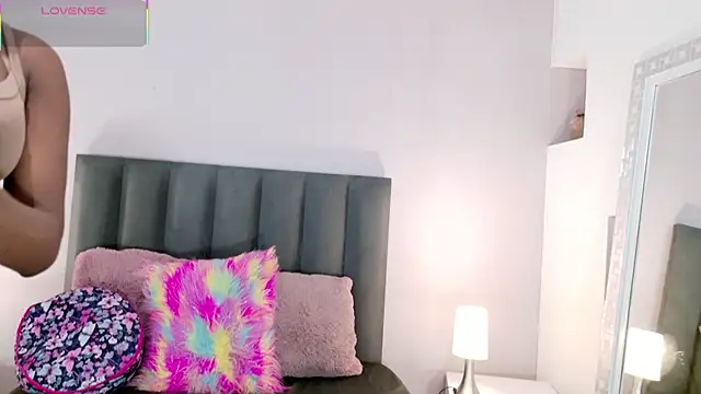 KendraChavez  online show from September 19, 2025, 10:10 pm