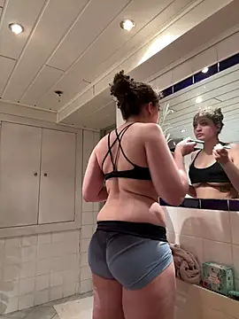 DreamThickCouple online show from April 14, 2026, 7:09 pm