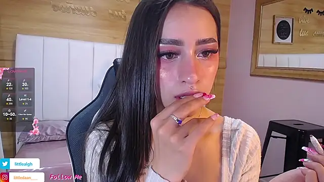 Abril Velvet a  online show from October 8, 2025, 12:58 pm