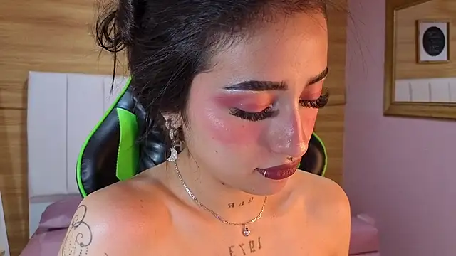 Abril Velvet a  online show from November 23, 2025, 1:27 am