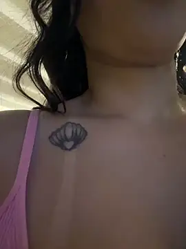 ReinaChloe online show from October 23, 2025, 4:06 pm