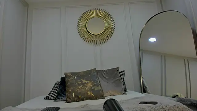 CharlotteBrownn  online show from September 19, 2025, 1:07 am