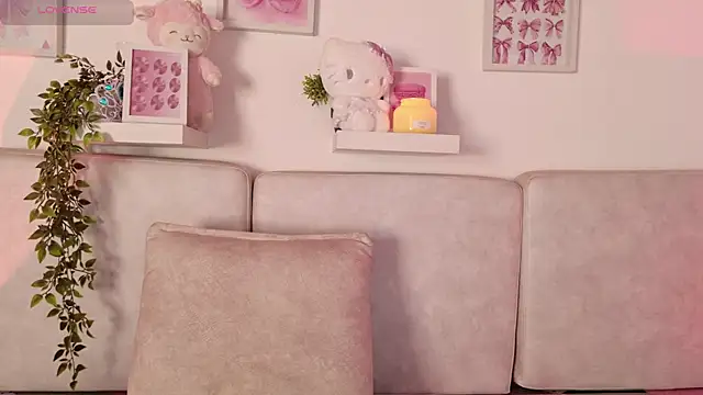 Yumii sweetgirl online show from April 19, 2026, 6:21 pm