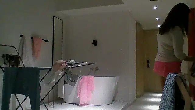 ALICAINWONDERLAND online show from September 18, 2025, 3:58 pm