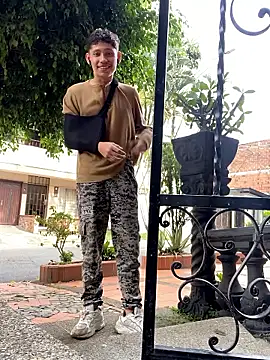 Snapshot of elfernh chatting on October 12, 2025, 8:19 pm elfernh online show from October 12, 2025, 8:19 pm