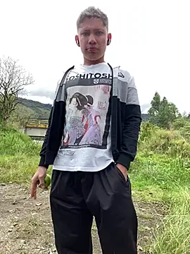 Snapshot of elfernh chatting on January 13, 2026, 3:39 pm elfernh online show from January 13, 2026, 3:39 pm