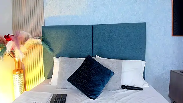 Laura Ivy online show from March 30, 2026, 1:01 pm