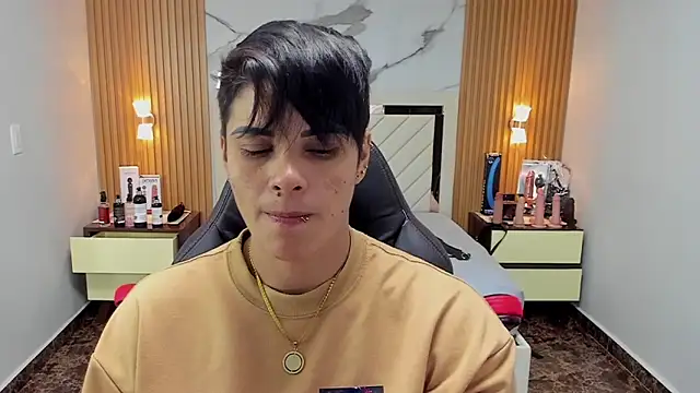 KAROLLJONES1 online show from September 19, 2025, 2:46 am