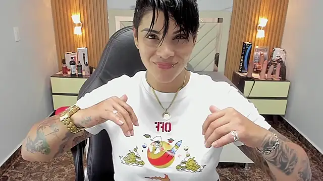 KAROLLJONES1 online show from September 25, 2025, 2:37 am