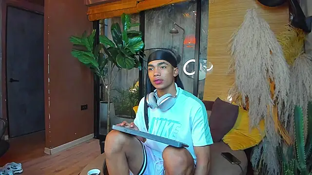 AlanCutee online show from December 4, 2025, 12:58 pm