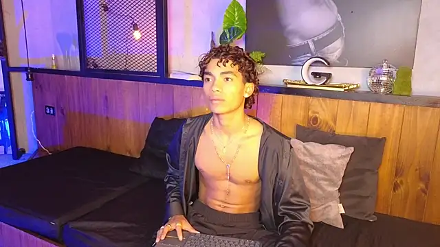 AlanCutee online show from April 18, 2026, 8:42 pm