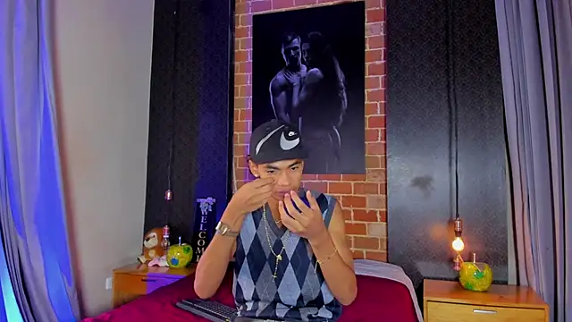 AlanCutee online show from April 19, 2026, 1:43 pm