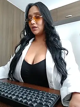 Snapshot of Esmeralda333 chatting on May 15, 2026, 4:25 pm Esmeralda333 online show from May 15, 2026, 4:25 pm