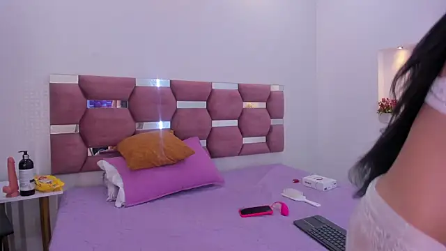 MelannyCollins   online show from October 7, 2025, 12:35 pm