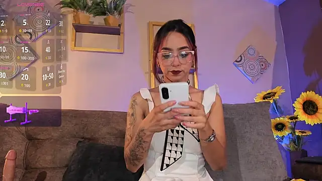 RACHELRUIZ online show from October 9, 2025, 3:21 pm