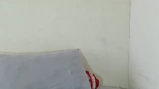 SexyBitchx01 online show from October 12, 2025, 1:32 pm