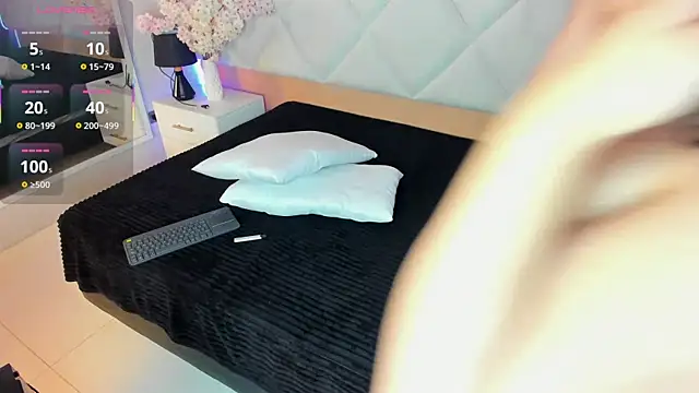 veronica hill  online show from December 3, 2025, 3:03 am