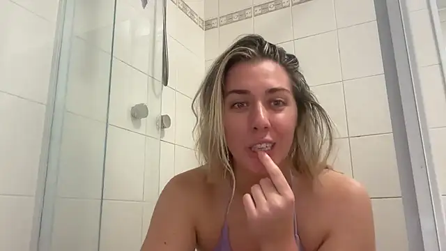 louiseberkeley online show from December 17, 2025, 1:55 am