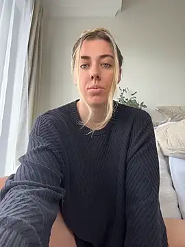 Snapshot of louiseberkeley chatting on May 12, 2026, 11:35 pm louiseberkeley online show from May 12, 2026, 11:35 pm