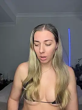 Snapshot of louiseberkeley chatting on May 19, 2026, 7:04 am louiseberkeley online show from May 19, 2026, 7:04 am