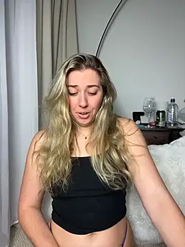 Snapshot of louiseberkeley chatting on June 7, 2026, 9:02 am louiseberkeley online show from June 7, 2026, 9:02 am