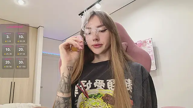 Lunainnk online show from September 22, 2025, 12:23 am