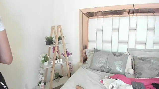 MiaVillalobos online show from September 15, 2025, 12:38 pm