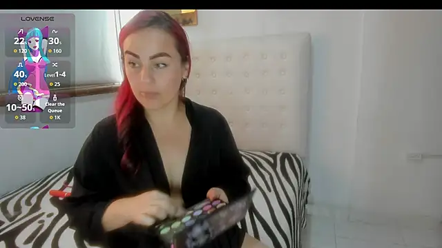 Snapshot of Roxannelorence_ chatting on October 28, 2025, 5:15 pm Roxannelorence online show from October 28, 2025, 5:15 pm