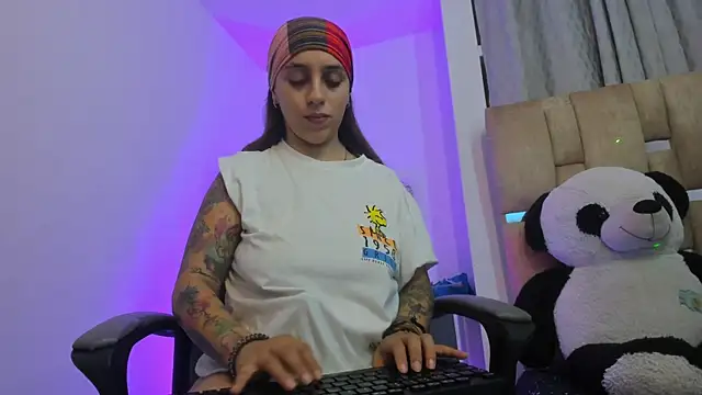 JulianaCarter online show from November 30, 2025, 3:05 pm