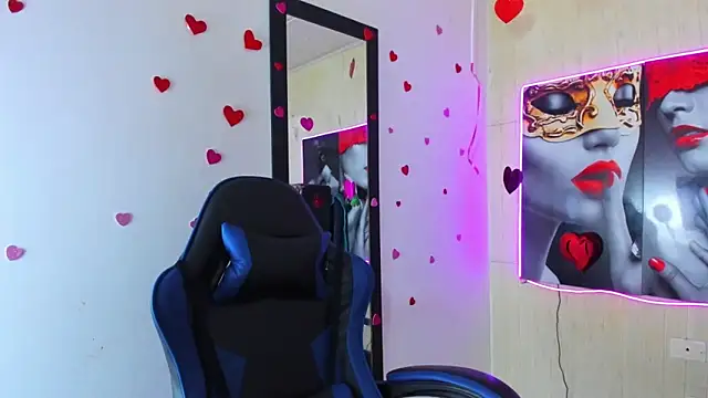 Raven Rouge  online show from April 21, 2026, 12:00 pm