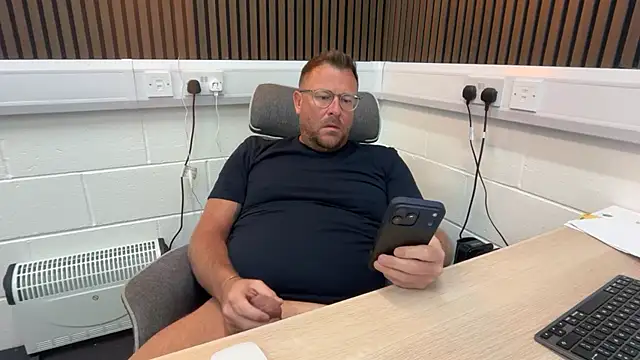 bilf1978 online show from April 10, 2026, 6:29 am