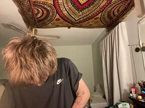 Snapshot of XanderOzzz chatting on April 1, 2026, 9:32 am XanderOzzz online show from April 1, 2026, 9:32 am