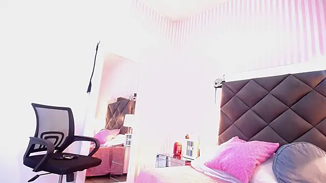 ViictoriaJones  online show from October 17, 2025, 1:14 pm