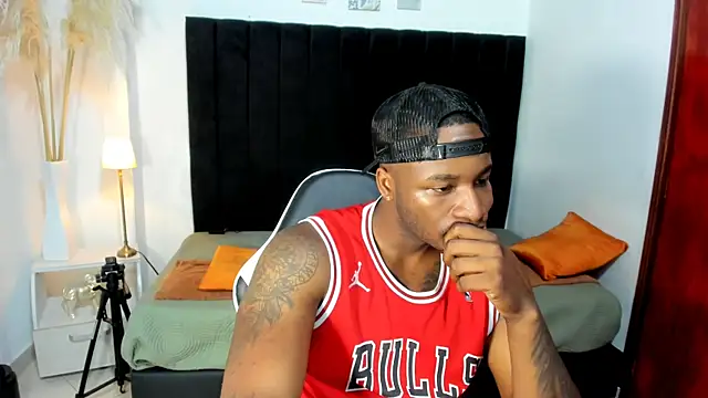 chrstian lewis1 online show from November 9, 2025, 2:04 pm