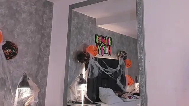 crystaldarliing online show from October 29, 2025, 3:25 pm