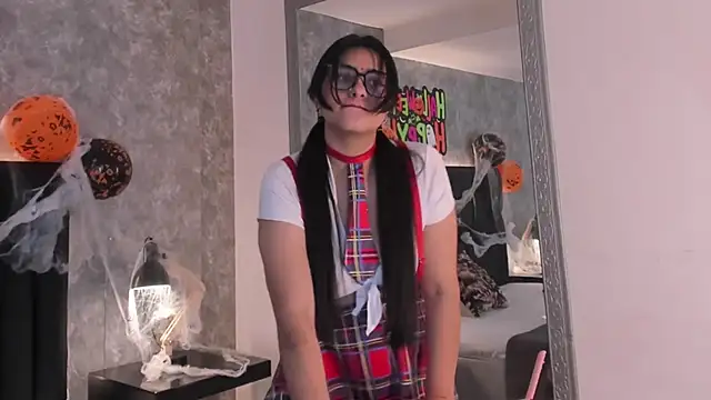 crystaldarliing online show from October 31, 2025, 3:35 pm