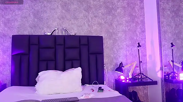 crystaldarliing online show from April 15, 2026, 5:53 pm